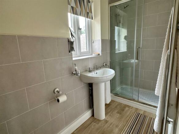 en-suite bed 1