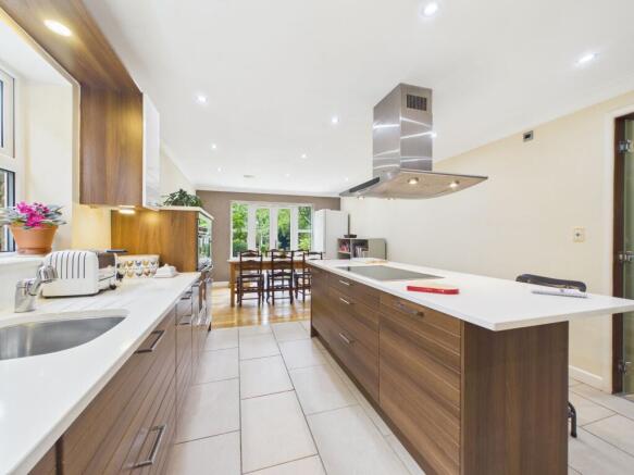 4 bed Detached for sale Image 11