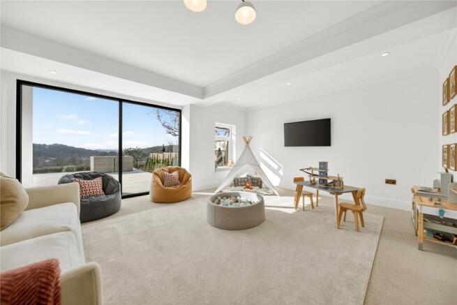 5 bed Detached for sale Image 6