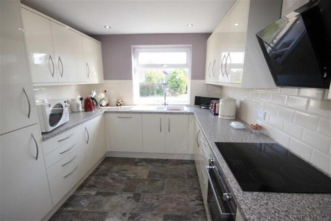 FITTED KITCHEN
