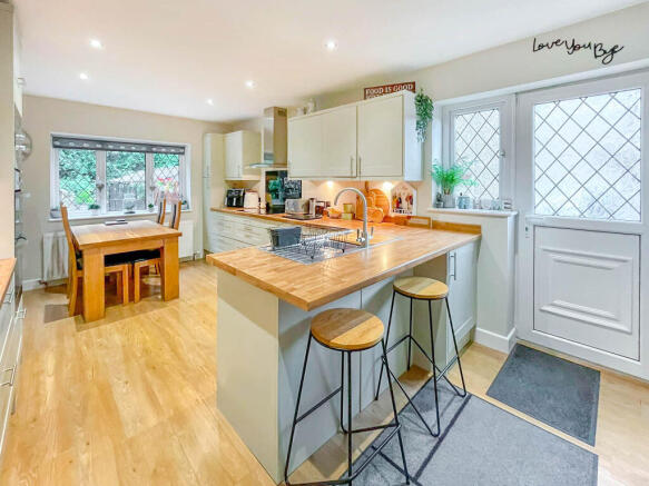3 bed Semi-Detached for sale Image 7