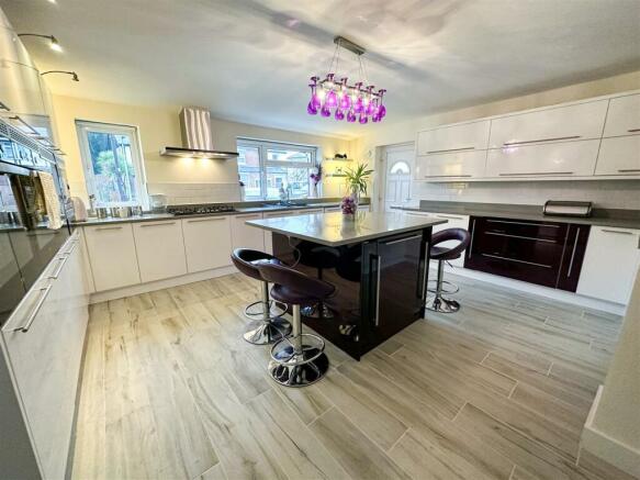 KITCHEN/BREAKFAST ROOM