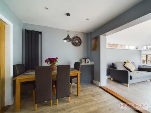KITCHEN/DINING ROOM