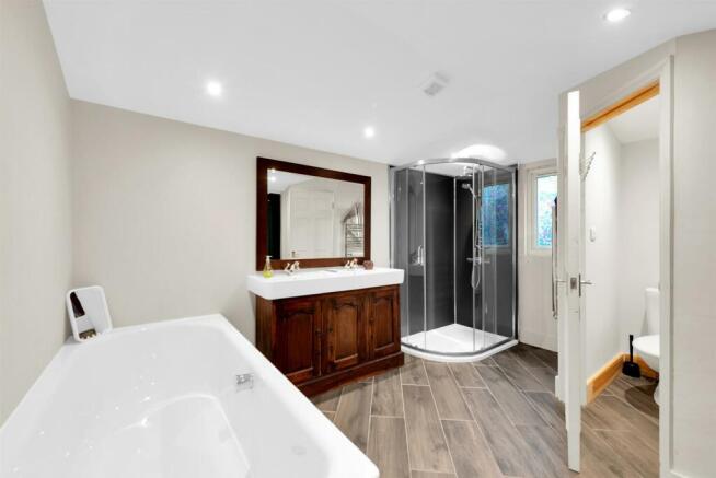 EN-SUITE BATHROOM