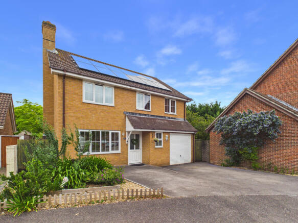 Exceptional 4 Bedroom Detached House for Rent