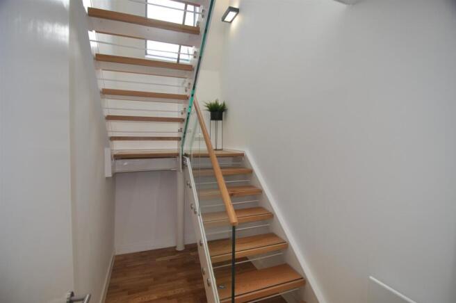 2 bed Flat to rent Image 11