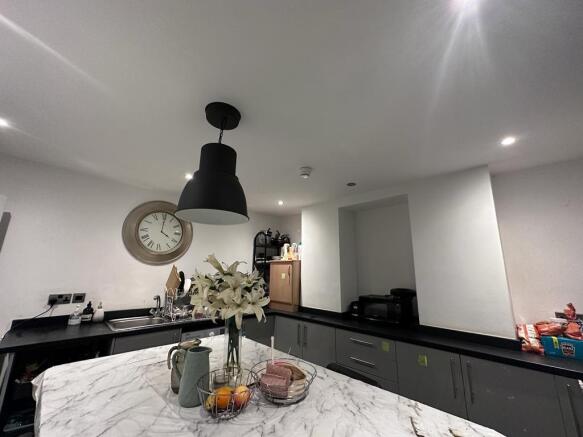 1 bed House Share to rent Image 7