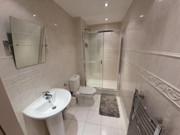 3 bed Flat to rent Image 8