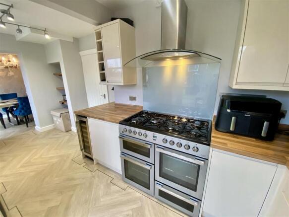 4 bed Semi-Detached for sale Image 9