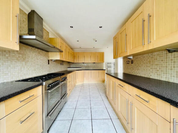 4 bed Detached to rent Image 11