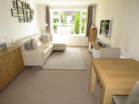 LOUNGE/DINING ROOM