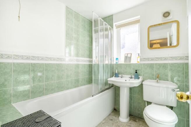 4 bed Detached to rent Image 8
