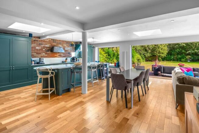 4 bed Detached for sale Image 6