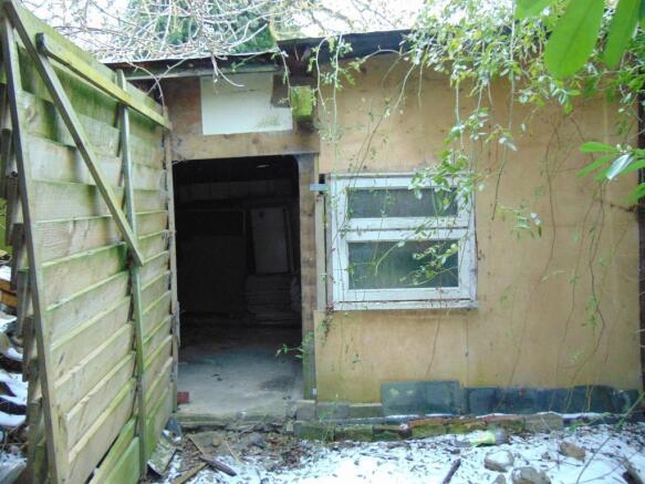 SHED WITH ACCESS TO REAR GARDEN