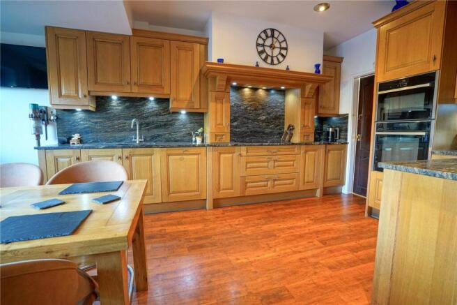 4 bed Detached for sale Image 8