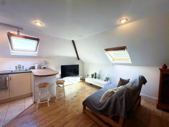 OPEN PLAN LIVING AREA