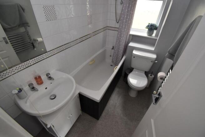 2 bed Apartment to rent Image 8