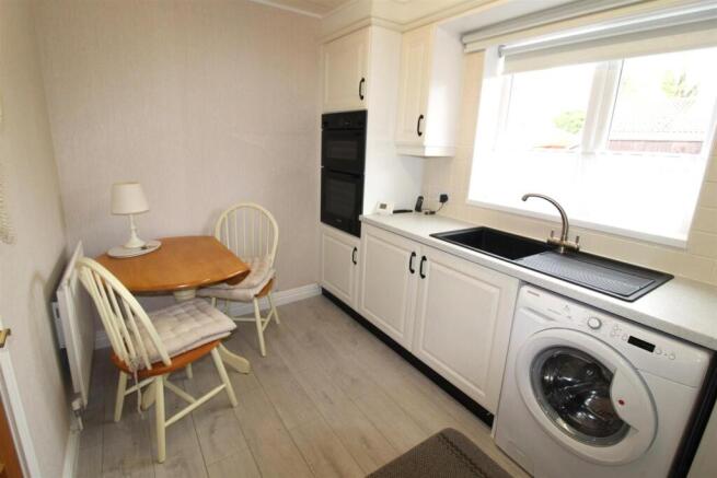 BREAKFASTING KITCHEN