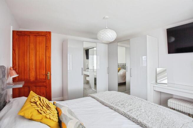 3 bed Semi-Detached for sale Image 8