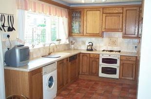 FITTED KITCHEN