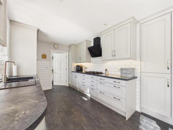 4 bed Detached for sale Image 4