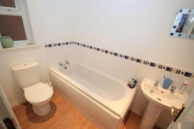 FAMILY BATHROOM/ WC