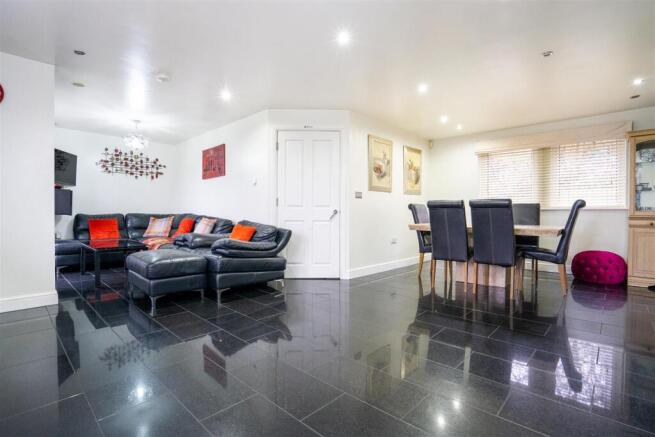 7 bed Detached for sale Image 4