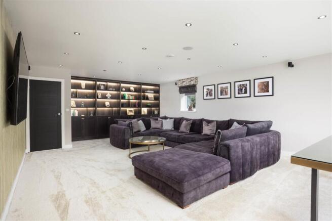 5 bed Detached for sale Image 6