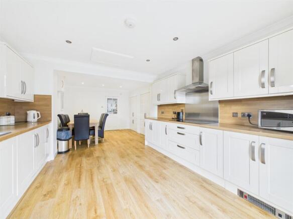 KITCHEN/DINING ROOM