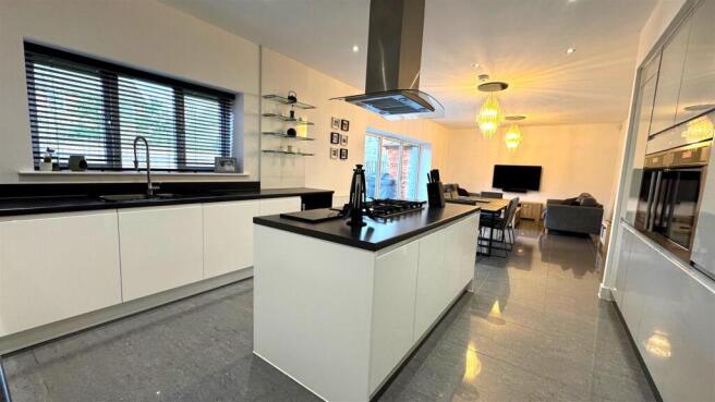 Kitchen (2).jpg