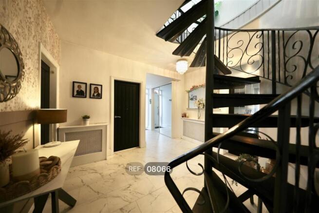 5 bed Detached to rent Image 4