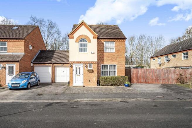3-bed detached on Fisher Close, Barton-Le-Clay, £375,000