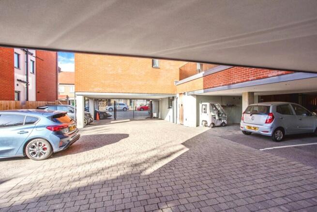 Cranleigh Drive, Leigh-on-Sea, Essex, SS9 photo 4