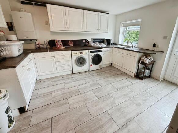 4 bed Semi-Detached for sale Image 8