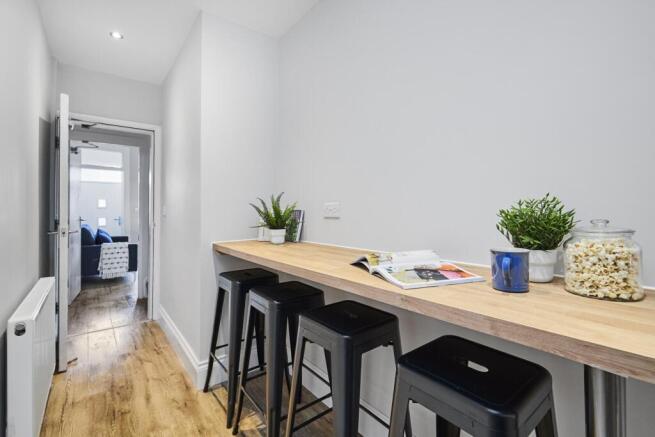 6 bed House to rent Image 5