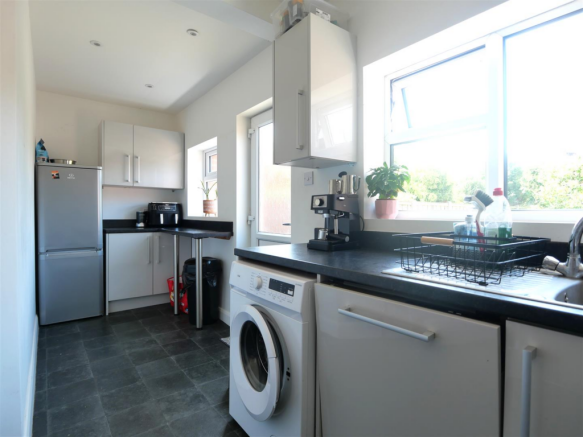 3 bed Semi-Detached for sale Image 6