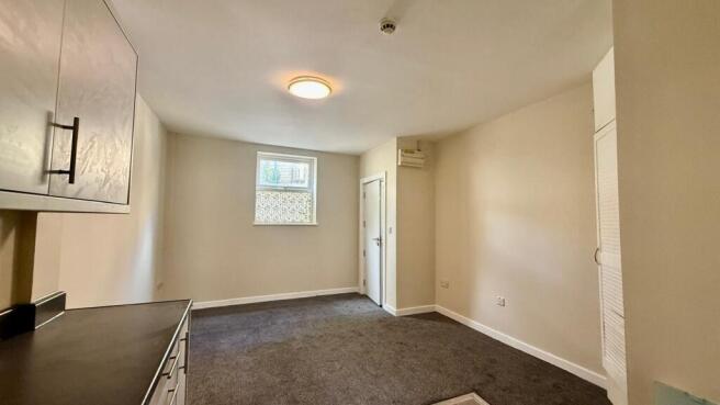 1 bed Apartment to rent Image 4