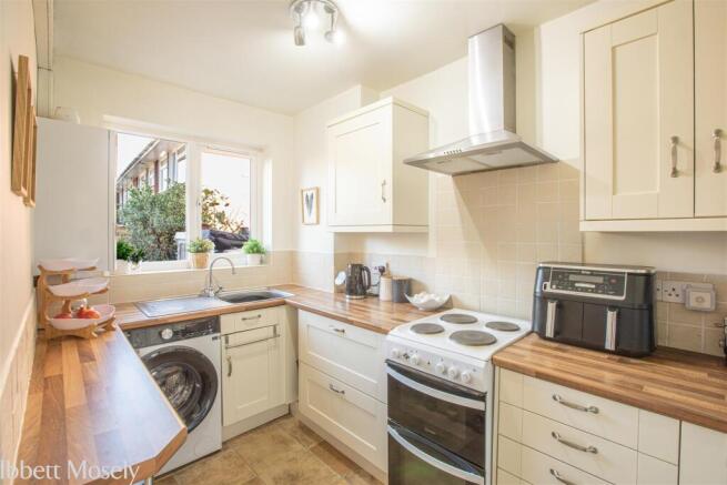 32 Kitchen.jpg