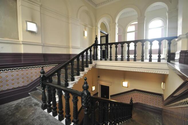 ENTRANCE/VESTIBULE