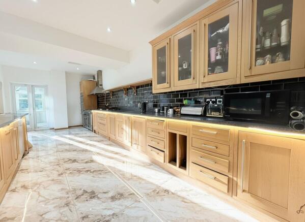 9 bed Semi-Detached for sale Image 9