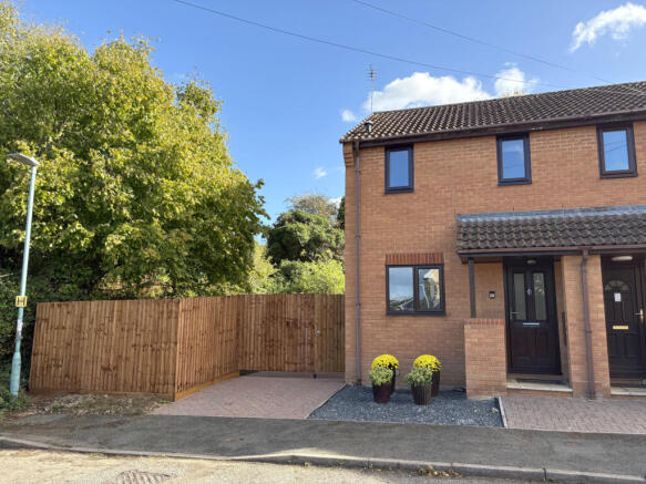 2 Bedroom End Terrace House For Rent