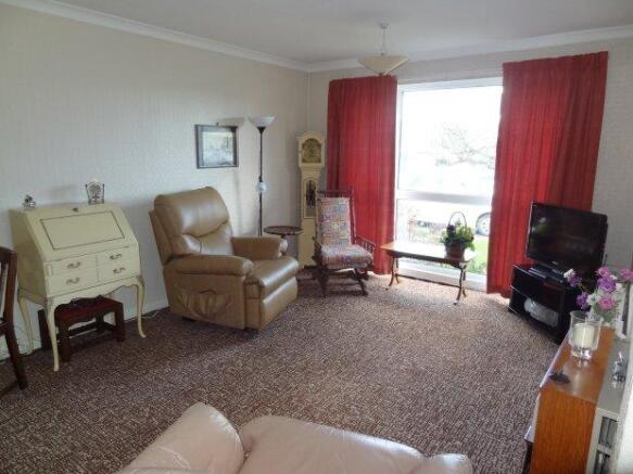 LOUNGE/DINING ROOM