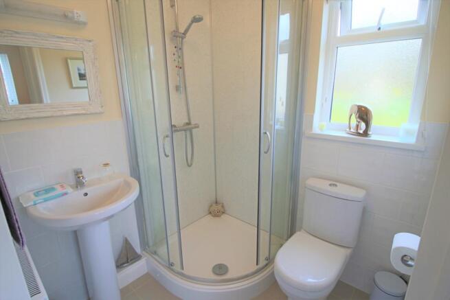 Master en-suite shower room