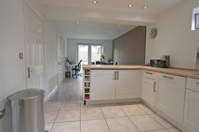4 bed Detached for sale Image 10