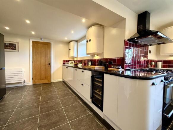 4 bed Semi-Detached for sale Image 4