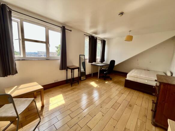 4 bed Flat to rent Image 6