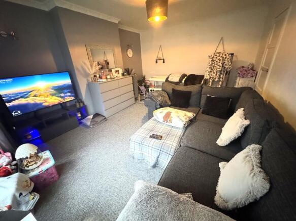 Carr Manor Crescent, Leeds, LS17 photo 4