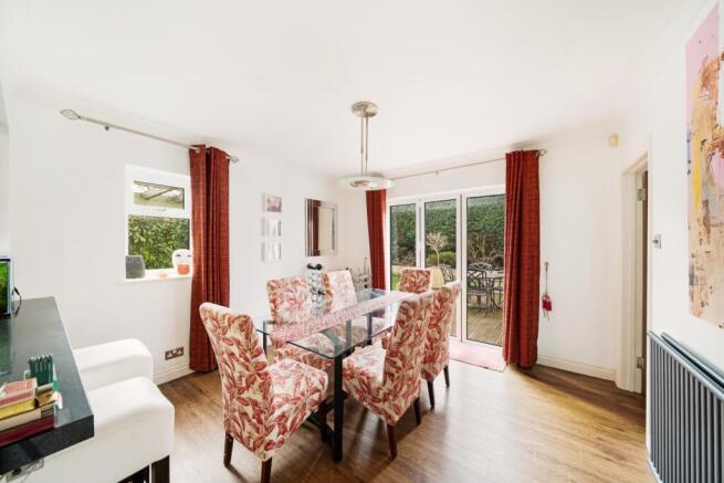 10 Manor Way 14