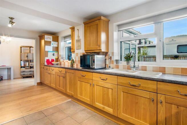 KITCHEN/DINING AREA
