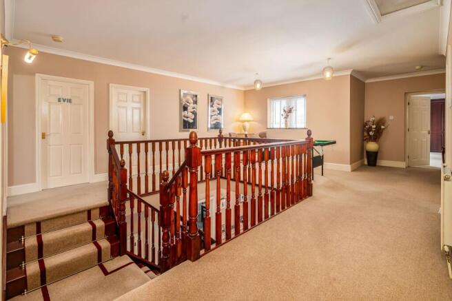 5 bed Detached for sale Image 12